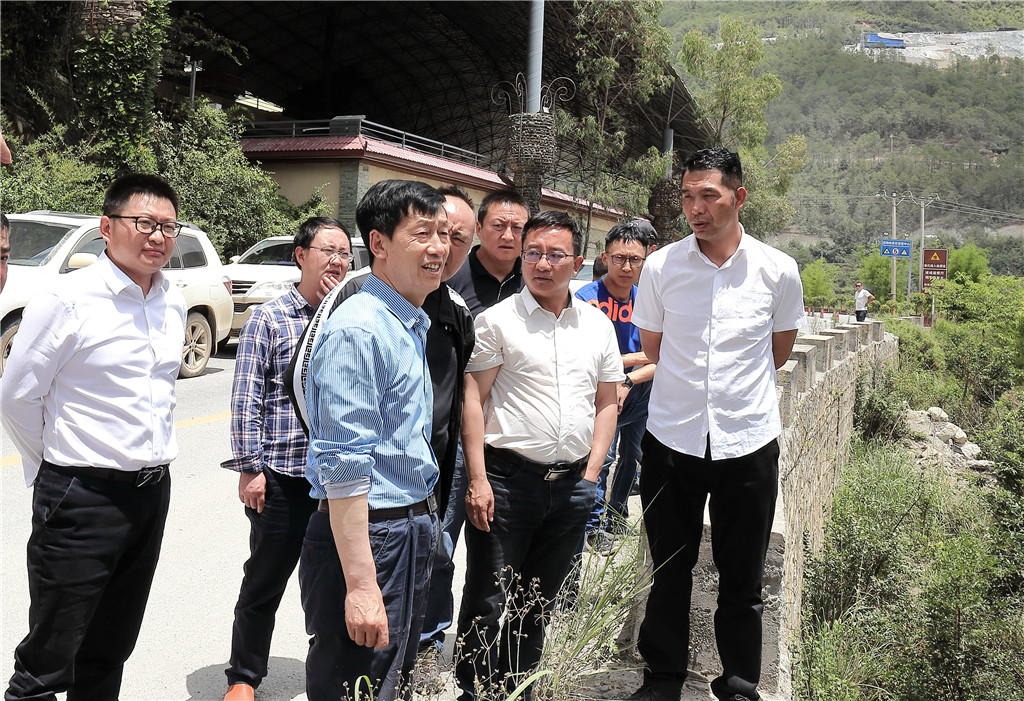 迪庆州委副书记余胜祥到虎香公路项目调研