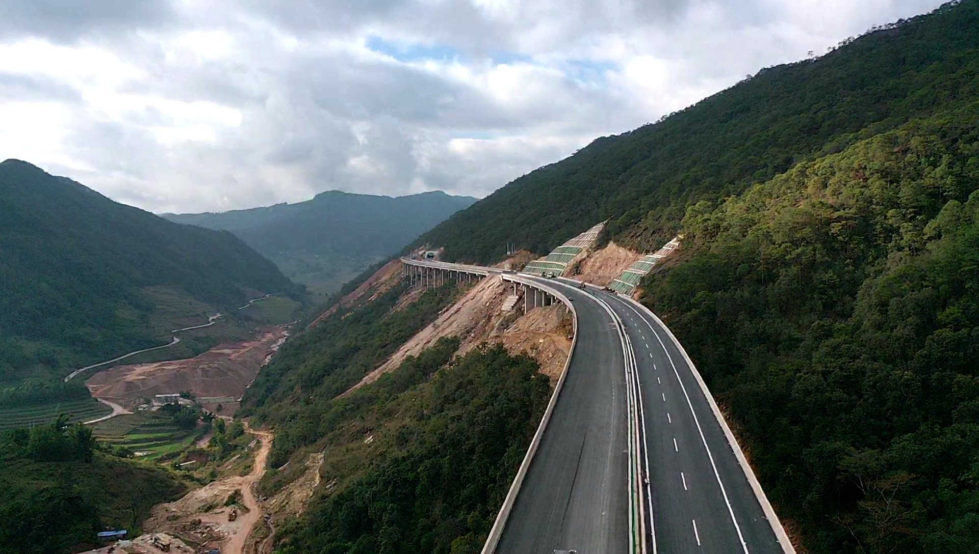 墨临高速公路公建段主体工程任务圆满完成|云南交投